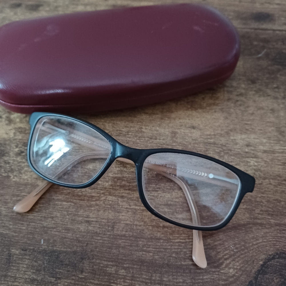 Runway Tween Frames W/ Case - image 2